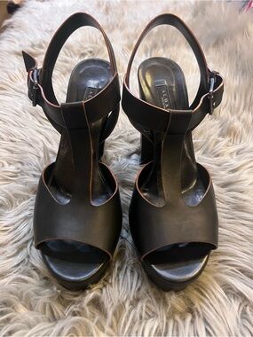 Like New Albano Platform hills Color Black